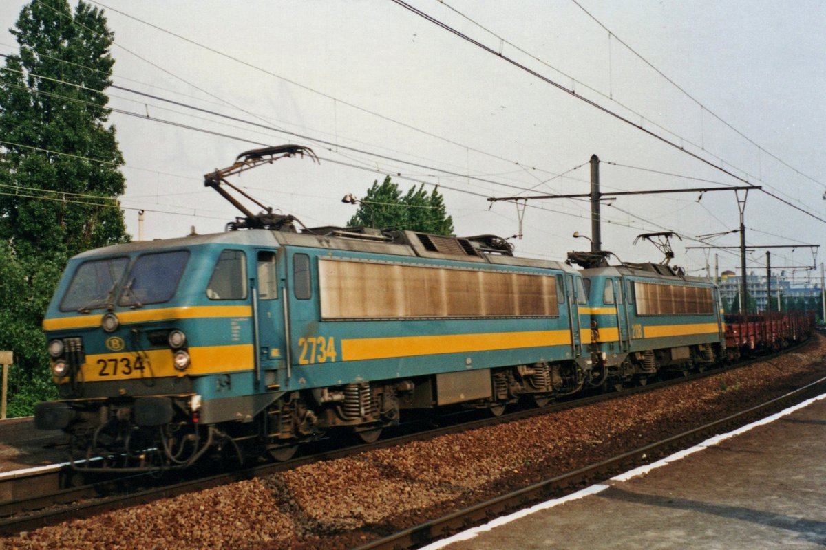 NMBS 2734 durchfahrt mit ein Guterzug am 16 Mai 2002 Antwerpen-Dam. In 2013 wurde dieser Vorortbahnhof eingestellt.