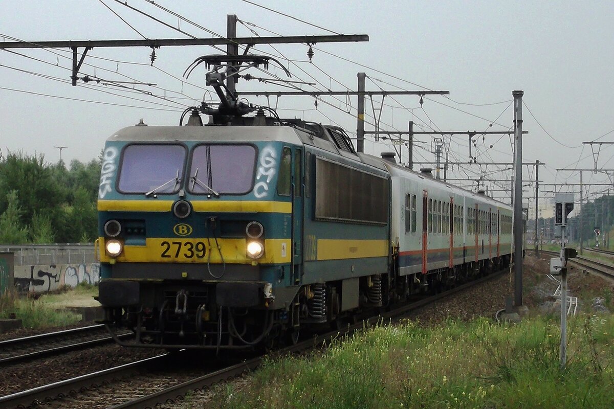 NMBS 2739 durchfahrt mit ein Spitzverkehrszug Antwerpen-Noorderdokken am graunen 29 Augustus 2013 und wird vom Bahnsteig mit etwas zooming fotografiert.