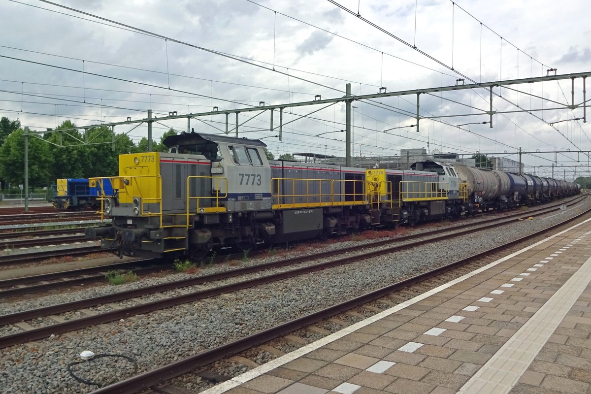 NMBS 7773 steht am 3 Juni 2019 vor ein Guterzug in Sittard. 