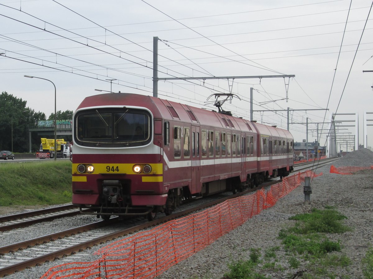 NMBS 944 treft am 18 Juni 2014 in Antwerpen-Luchtbal ein.