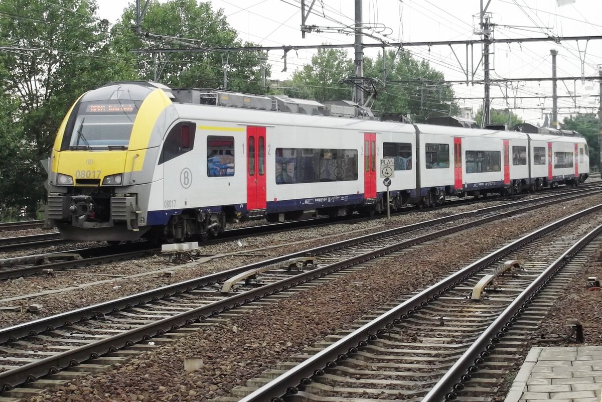 NMBS Desiro 08 017 treft am 22 Mai 2014 in Antwerpen-berchem ein. 