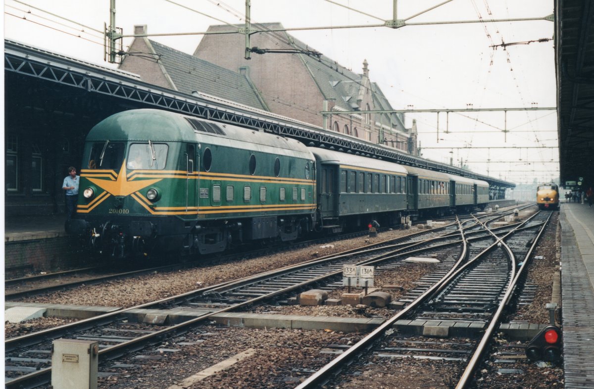 NMBS Museumszug mit 201 010 (ex BR 59) steht am2 Juni 1989 in Roosendaal. 