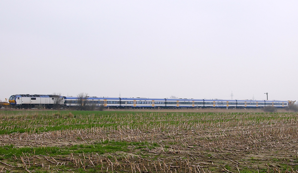 NOB 251 008-9/MaK DE 2700-08 dieselt hier langsam durch die Großbaustelle bei Stedesand(Marschbahn)Husum entgegen. 02.04.2014