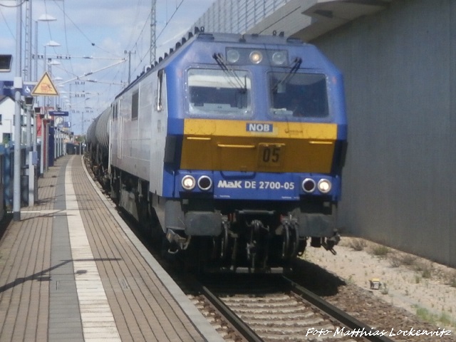 NOB DE 2700-05 mit einem Gterzug beim durchfahren des Bahnhofs Halle-Ammendprf am 13.5.15