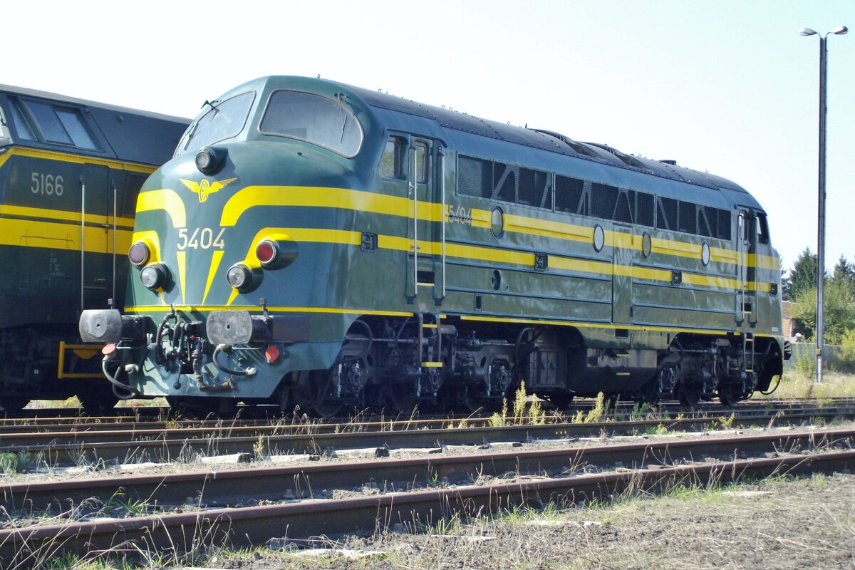 Nobah 5404 der NMBS -wegen der Anstrich auch Kartoffelkäfer genannt- steht am 26 September 2009 in Mariembourg bei der CFV3V.