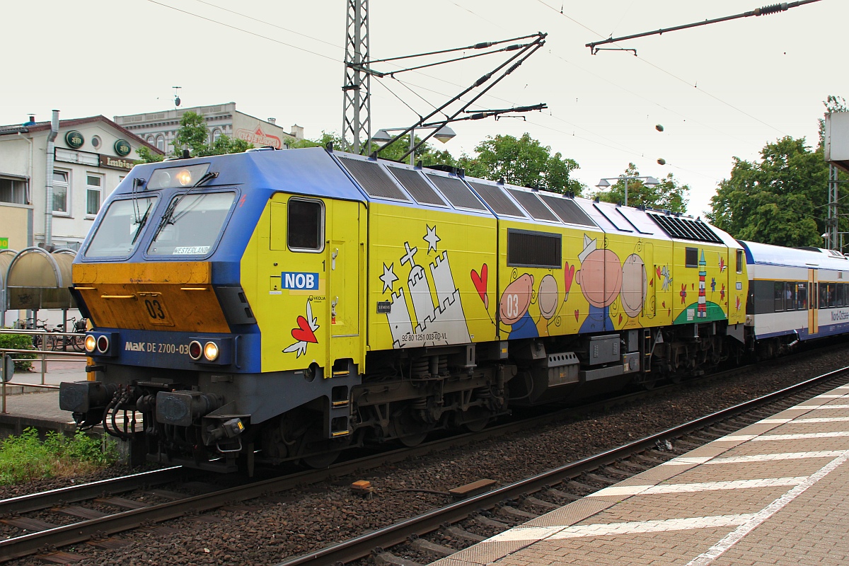 NOB/VT 251 003-0 oder MaK DE 2700-03 verlässt hier mit einer NOB nach westerland den Bahnhof Elmshorn. 09.06.2012(üaVinG)