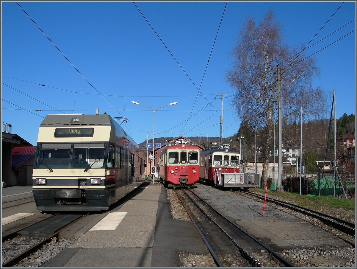 Noch Alltag in Blonay: GTW 2/4 und BDeh 2/4 im Nah- und Ausflugsverkher nach Vevey bzw. Les Pléïades warten auf ihre Fahrgäste. 13. Jan. 20