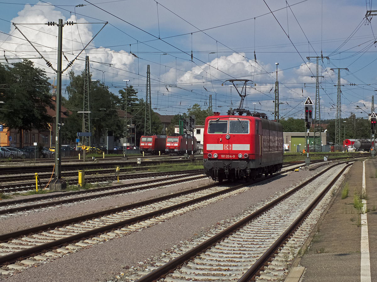 Noch ein Blick auf 181 204 im Bahnhof Singen. Im Hintergrund warten außerdem 185 056 und 111 auf neue Einsätze.