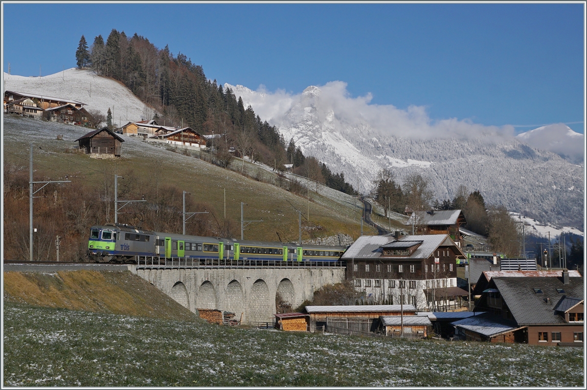 Noch einmal bin ich nach Gaststatt gefahren um wohl ein letztes Mal die Re 4/4 II mit EW III aufzunehmen. Ab 1975 fuhren solche Züge bis zu 14 Wagen lang und mit Speiswagen als Städteschnellzug SWISS EXPRESS quer durch die Schweiz von Genève bis St.Gallen, nun sollen die Wagen zum Fahrplanwechsel abgestellt werden. Die Wagen waren mit der Automatischen Kupplung aus gerüstet (die dann doch nicht in Europa eingeführt wurde und für den Einbau einer Neigetechnik vorgesehen. im Bild die BLS Re 4/4 II 501 mit dem RE 4065vvon Interlaken Ost nach Zweisimmen. 3. Dez. 2020