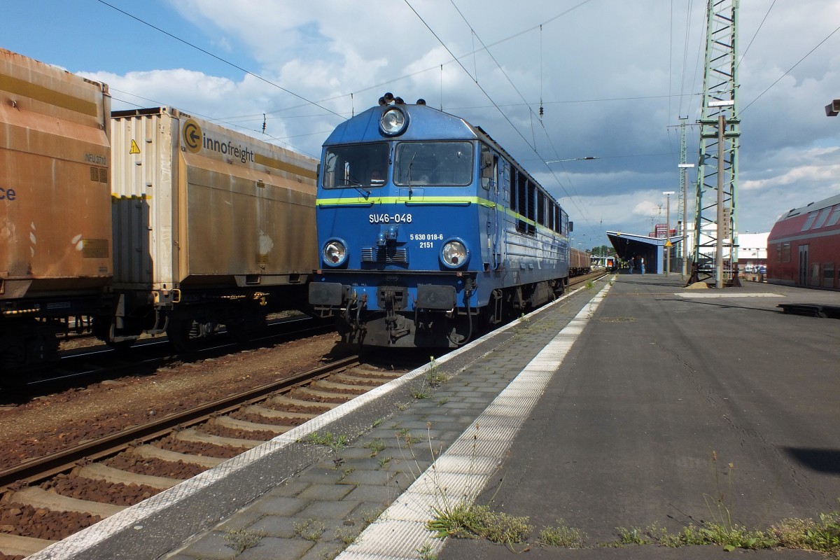 Noch fhrt das EC-Zugpaar 248/249 einmal tglich nach Wroclaw, nach DB-Plnen aber wohl nicht mehr lange, die Taktlage passt wohl fr einen Gegenzug zum Berlin-Hamburg-Express. Also scheint es, als wrde Ende 2015 der letzte EC  Wawel , der die namensgebende Residenz allerdings um gut 250 Kilometer verfehlt, ins frhere Breslau fahren. Breslau ist 2016 europische Kulturhauptstadt. Aber dann gibt es keinen durchgehenden Fernzug mehr und der Umweg ber Poznan oder Warszawa wird mglicherweise schneller, auf jeden Fall aber komfortabler sein, als die Nahverkehrsverbindung, die ganze zwei Mal tglich von Forst aus nach Zagan verkehrt.
Bis dahin trifft man in Cottbus zwei mal tglich auf eine Diesellok der polnischen Reihe SU46, die den Zug ber die Grenze bringt, am 30.5. (wie wohl fter) mit rund 20 Minuten Versptung. Ein schnes Foto hat das nicht verhindern knnen.