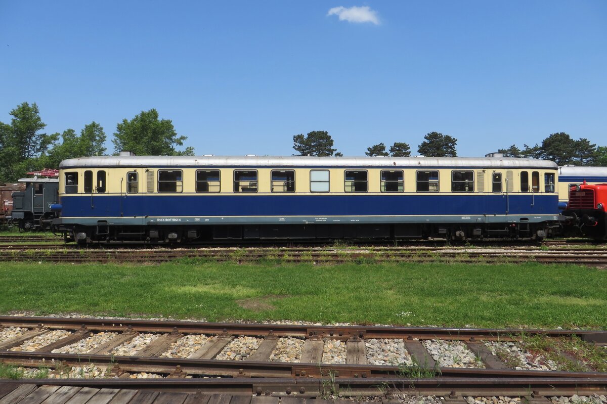 Noch geniesst 5042.14 rhig die Sonnenschein am 21 Mai 2023 ins Heizhaus Strasshof, wird jedoch eine Stnde spter eingesetzt fr Pendelfahrten auf das Aral des Eisenbahnmuseums. 