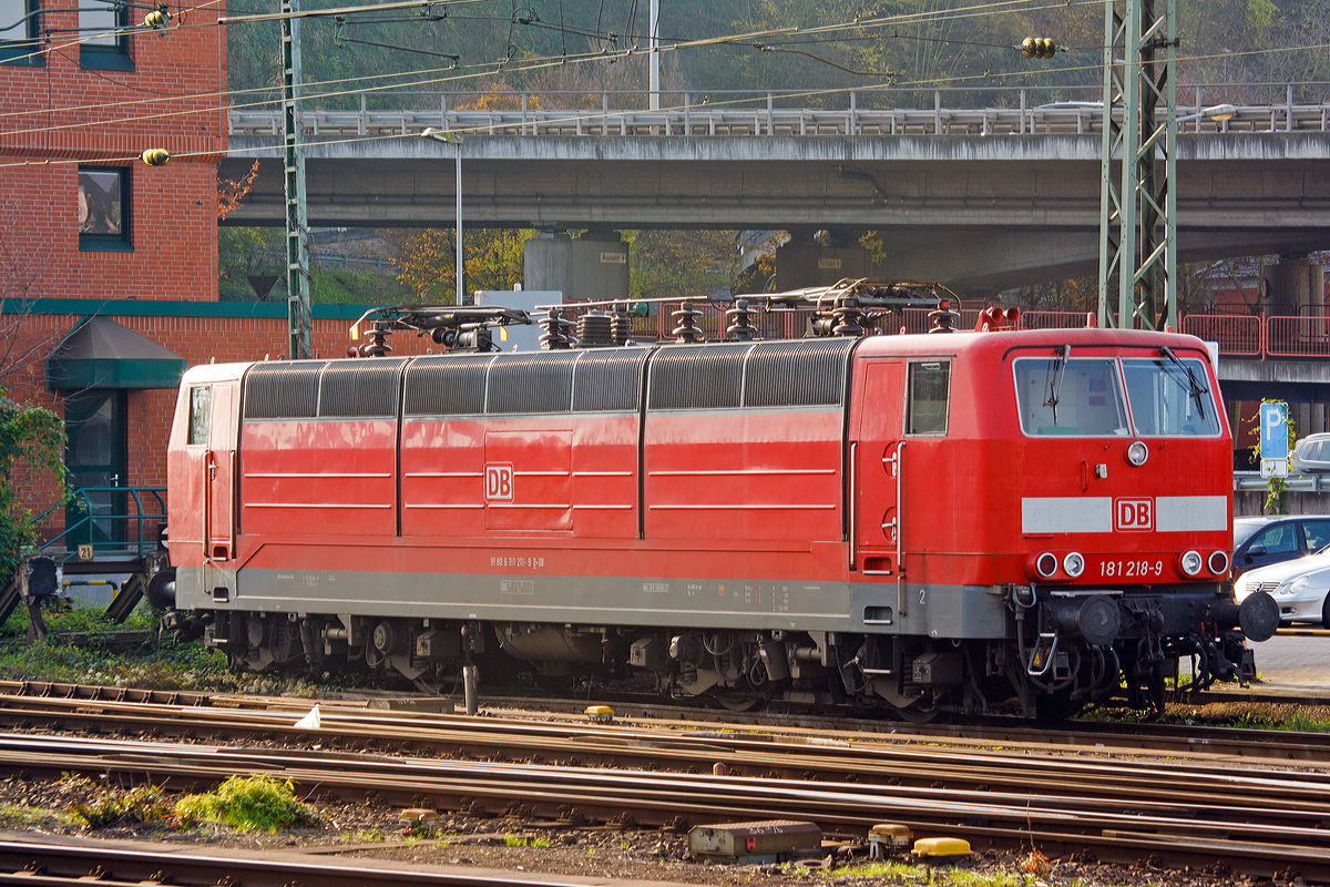 Noch gibt es die 181.2er in Koblenz...

Die 181 218-9 (91 80 6181 218-9 D-DB) der DB Fernverkehr AG ist am 23.11.2014 beim Hbf Koblenz abgestellt. 

Die Lok wurde 1975 gebaut, der mechanische Teil von Krupp unter der Fabriknummer 5284 und der elektrische Teil von AEG unter der Fabriknummer 8855.

Die IC Verbindung nach Luxemburg ist nun eingestellt, ab dem Fahrplanwechsel am 14. Dezember 2014 fahren FLIRT bis Trier und von Trier fahren dann KISS nach Luxemburg (Laut Internetfahrplan muss man ich Trier umsteigen, andere Quellen sagen FLIRT und KISS fahren gemeinsam). So sind die 181.2er nun ein Auslaufmodell auf der Moselstrecke und werden wohl hier berflssig.

Die Reisezeit zwischen Koblenz und Luxembourg Gare betrgt dann brigens 2 Stunden und 23 Minuten, zudem wird stndlich gefahren.