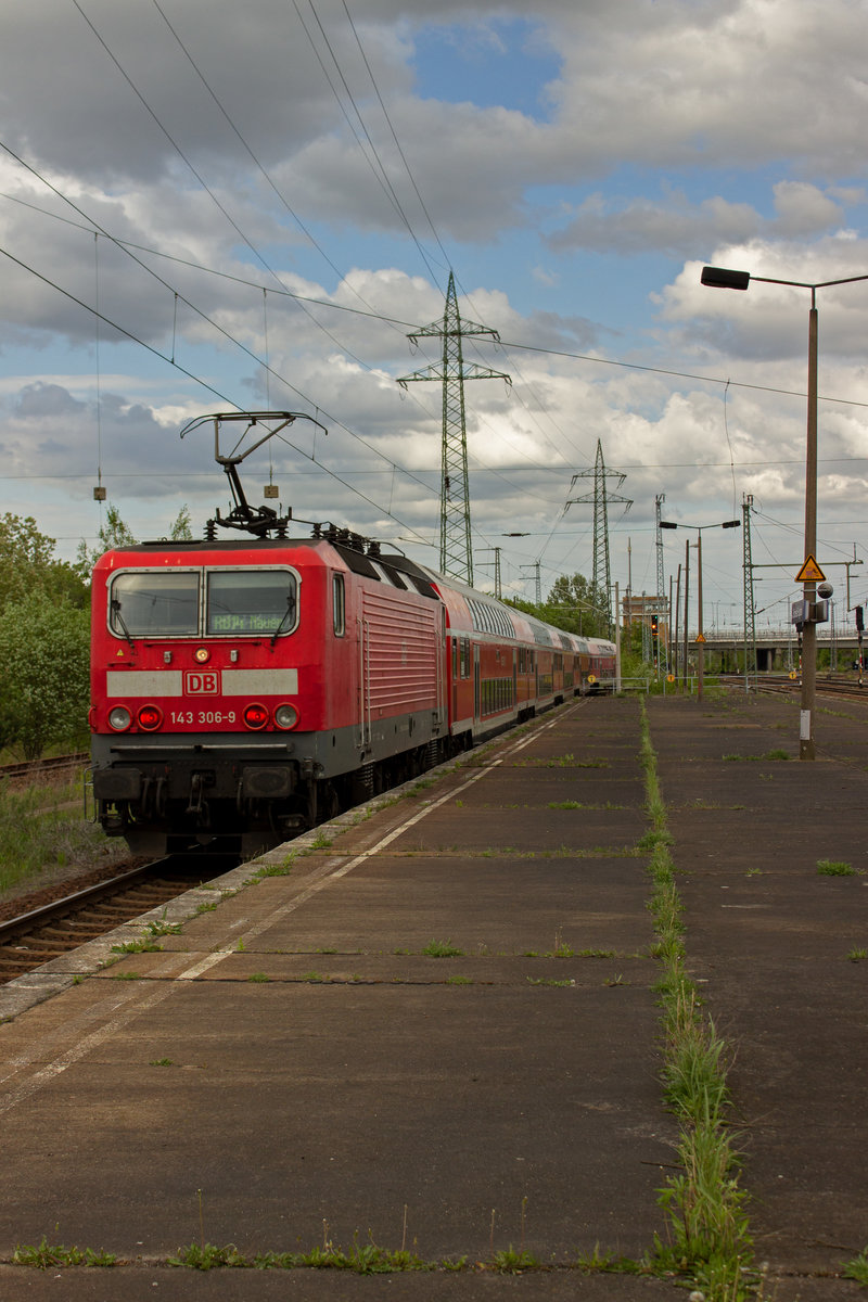 Noch immer verkehrt mindestens ein Kurs auf der RB-Linie 14 als Ersatzzug mit Doppelstockwagen bedient, wobei zwischenzeitlich mit fünf Wagen gefahren wird, was eine deutliche Kapazitätsausweitung gegenüber den TALENT-Triebwagen darstellt. 143 306, Vertreterin einer bei DB Regio Nordost selten gewordenen Baureihe, schiebt ihren Zug auf dem Weg nach Nauen aus dem Bahnhof Schönefeld heraus.