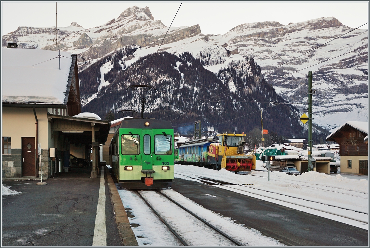 Noch immer wird die Strecke Le Spey - Les Diablerets nur im Inselbetrieb gefhrt. Somit pendelt der ASD BDe 4/4 403 mit seine Bt 431 zwischen Les Spey und Les Diablertes hin und her. Das Bild entstand in Les Diablerets vor der Kulisse der mchtigen Waadtlnder Alpen. Und wer genau hinschaut entdeckt im Hintergrund interessantes... 

18. Januar 2022