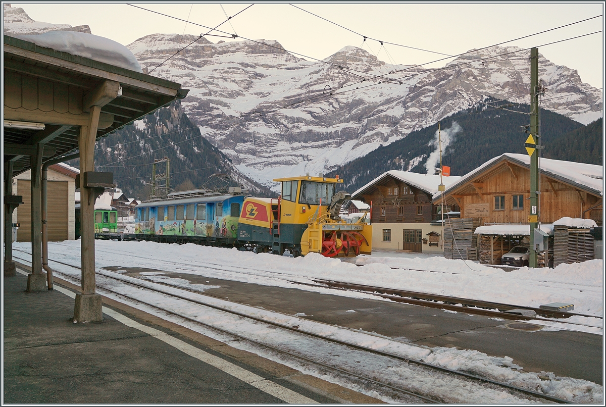 Noch immer wird die Strecke Le Sépey - Les Diablerets nur im Inselbetrieb geführt. Und da auch im Inselbetrieb Schnee geräumt werden muss, vermute ich, dass in der Not nun der ASD BDe 4/4 N° 2 (Baujahr 1913) mit der Xrot.m. 933 zu diesem Zweck zum Einsatz gelangt. 

18. Januar 2022