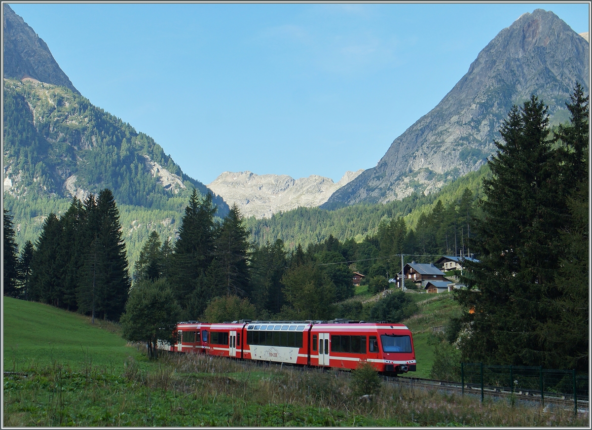 Noch liegt das Tal im Schatten, als ein SNCF TER Vallorcine Richtung Chamonix verlässt.
28. August 2015