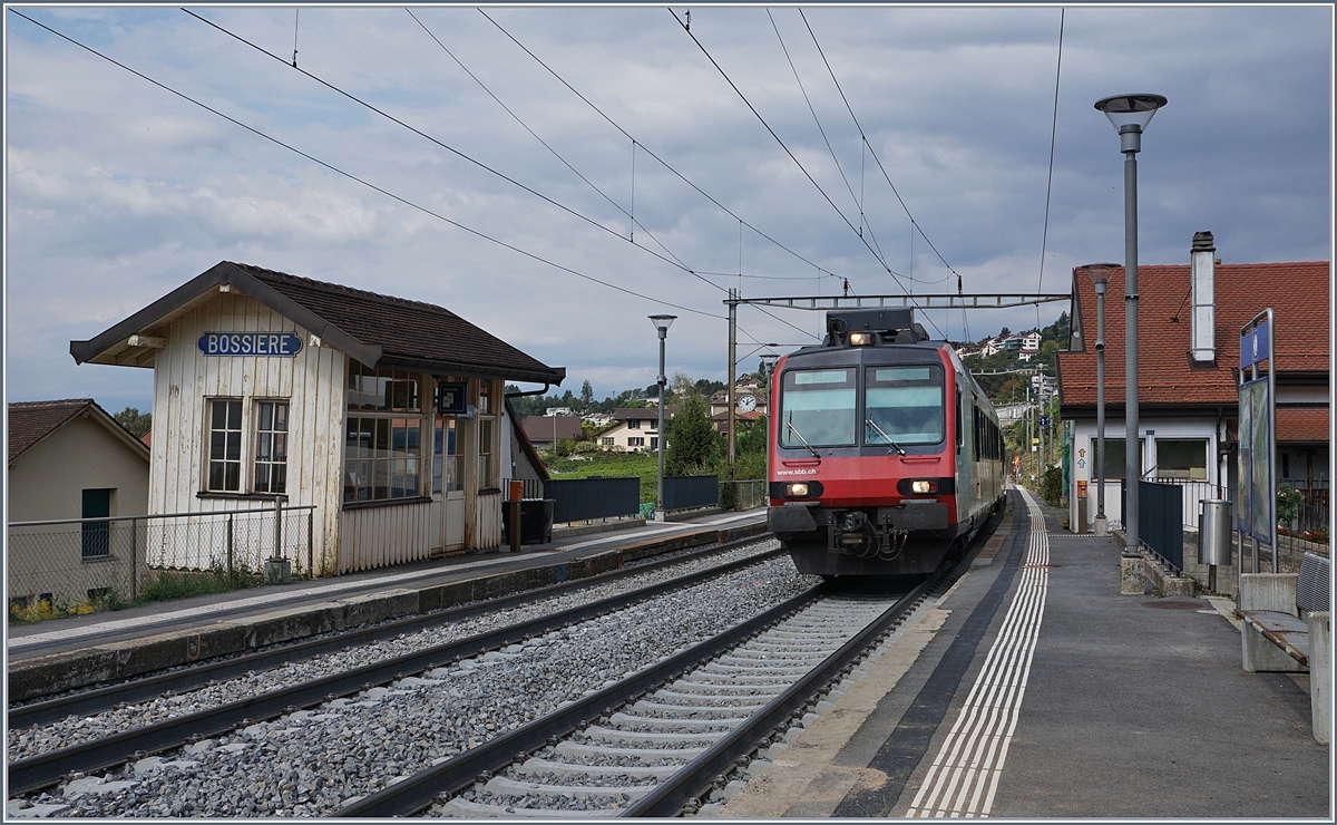 Noch ist das eine oder andere zu richten und die Wanderwege entlang der Strecke sind nur eingeschränkt begehbar, doch pünktlich wie geplant konnte am Montag, den 27. August der Verkehr auf der Strecke Lausanne Puidoux Chebres wieder aufgenommen werden und der eigen Charme der kleinen Station Bossière mit seinen leicht schiefen Wartehäuschen blieb erhalten. Das Bild zeigt die aus einem Domino-RBDe 560 mit glatter Front bestehende S4 12437 bei der Einfahrt in Bossière.
29. August 2018