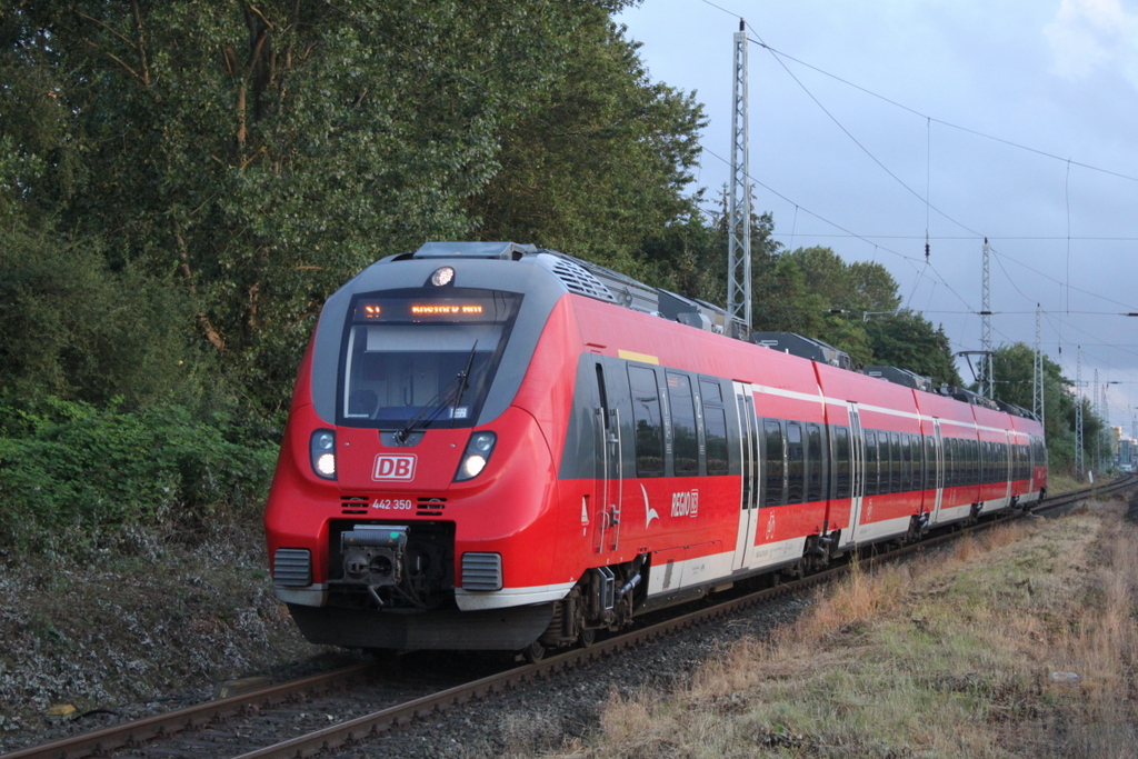 Noch vor dem 1. Hahnenschrei kam 442 350 als S1 von Warnemünde nach Rostock in den Haltepunkt Rostock-Bramow gefahren.06.08.2017