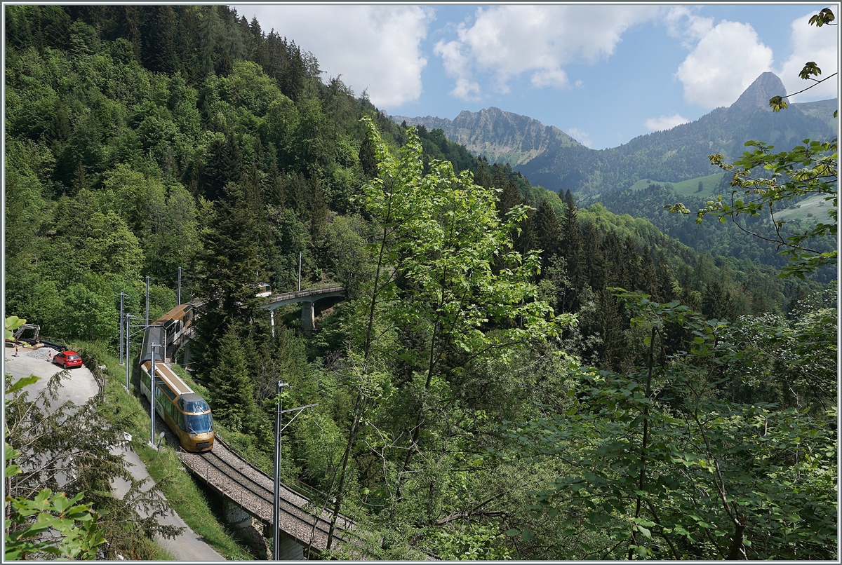 Noch vor einem Jahr verkehrt der MOB Steuerwagen ASt 152 in de  Goldenpass  Lackieurung, hier zwischen Les Avants und Sendy Sollard zu sehen. 

17. Mai 2020