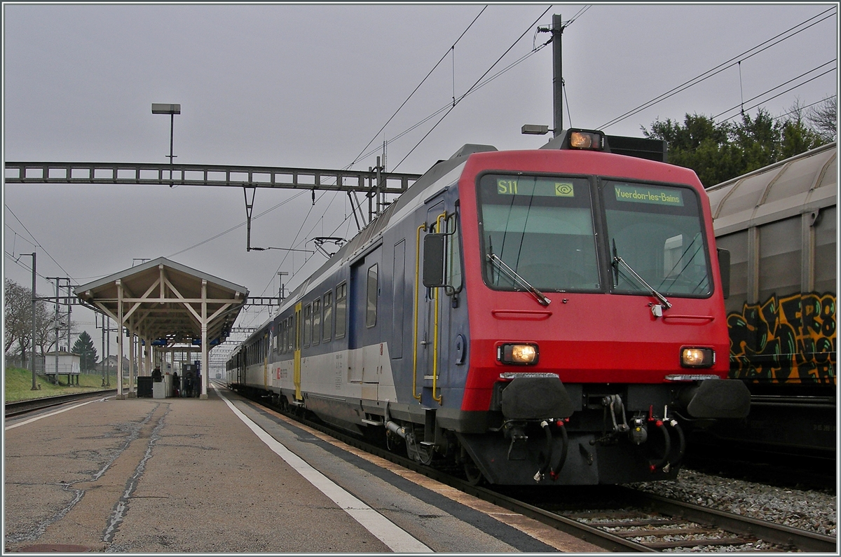 Noch vor wenigen Jahren rmpte man die Nase, wenn schon wieder  nur  ein  Kolibri kam, und heute rennt man den bunten Zge fast nach...
RBDe 560 in Chavornay.
19. Nov. 2012