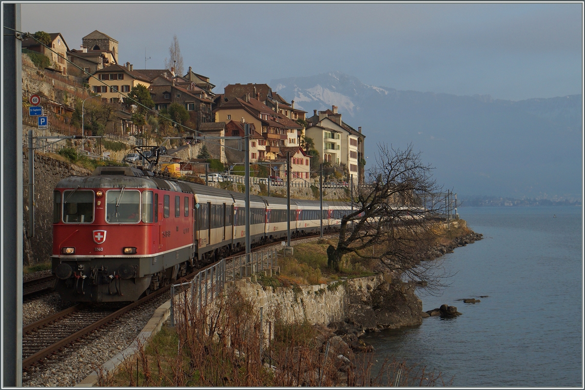 Nocheinmal mit ihrer ganzen Schönheit zeigte sich die Re 4/4 II 11140 am 8. Dez 2015 mit einem IR Brig - Genèe bei St-Saphorin.
Seit dem Fahrplanwechsel die IR verpendelt und somit die Re 4/4 II Geschichte, fast jedenfall, verkehren doch die HVZ-Zusatz IR Sion - Genève regelmässig mit den BoBo-Loks.

