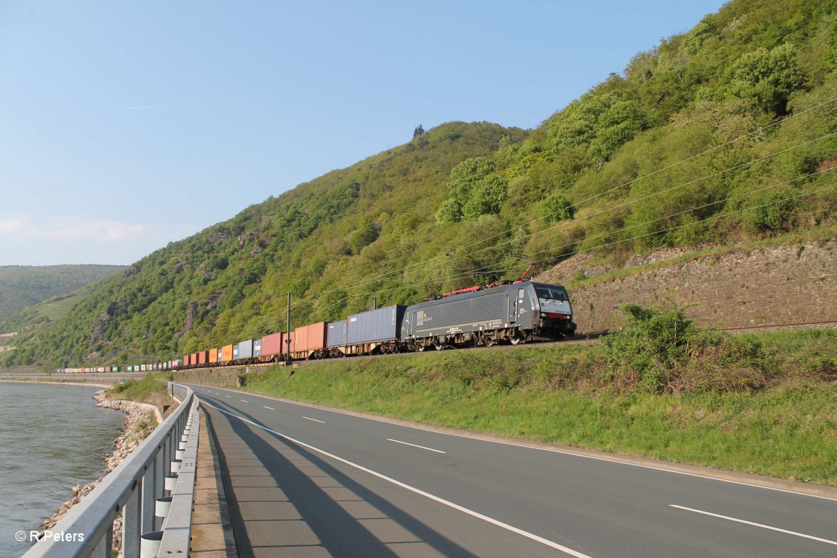 Nochmal ES64 F4 113 mit dem Containerzug nur dieses mal kurz vor Assmannshausen. 22.04.15