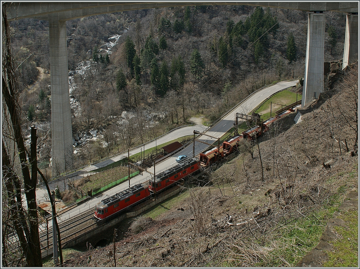 Nochmals der Kieszug auf der Mittleren Ebene in der Biaschina mit einer Re 4/4 II und Re 6/6 als Zugloks.
3. April 2013