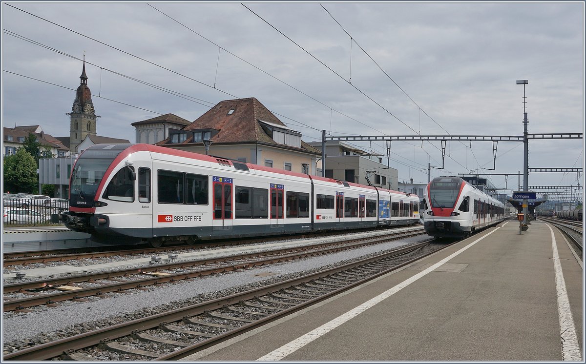 Nochmals der SBB 520 011-3 in Zofingen, nun im Verglich mit Flirt mit einem normal breiten Wagenkasten im Hintergrund.

24. Juni 2018

