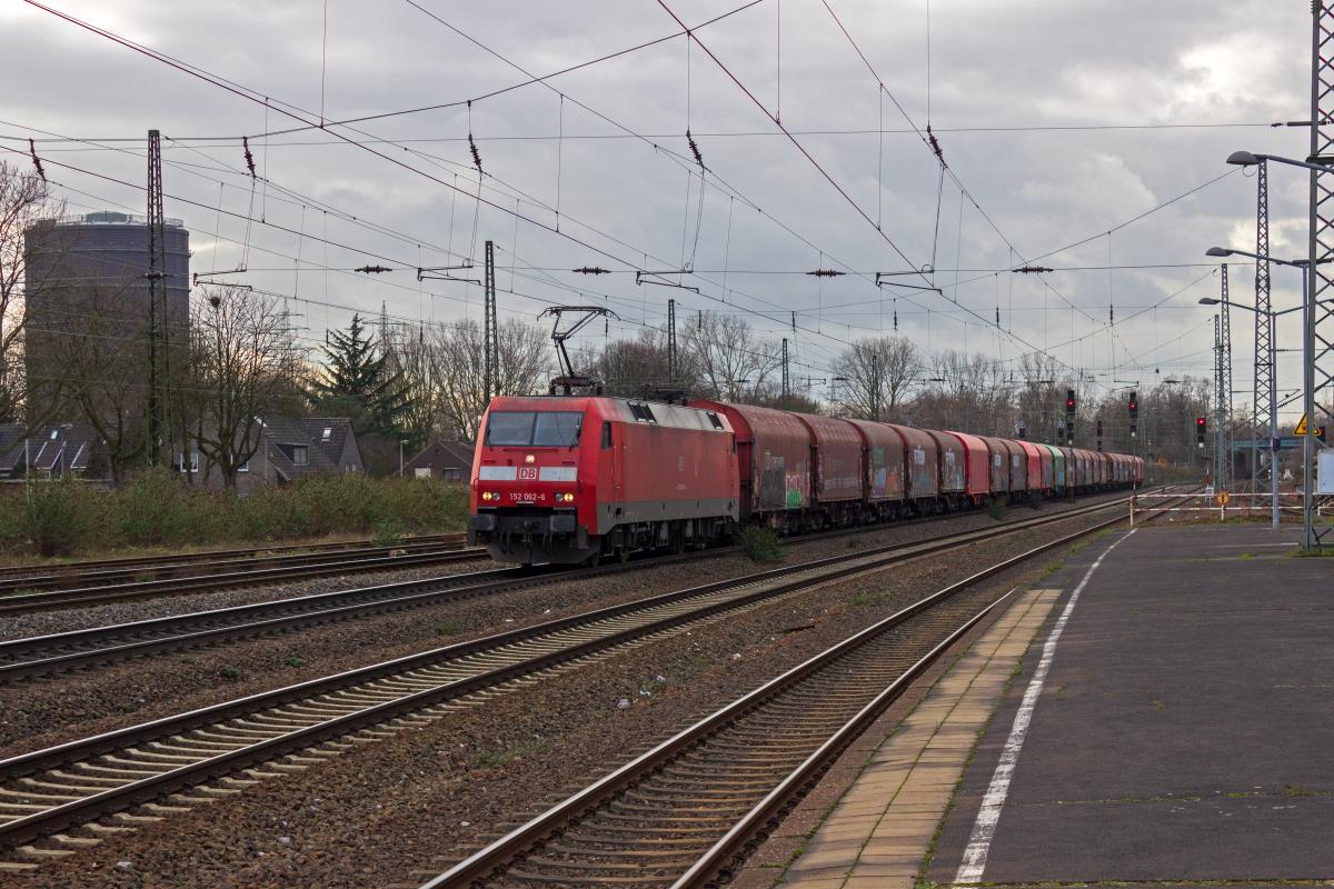 Nrdlich der Hauptachse im Personenverkehr verluft die Hamm-Osterfelder-Bahn, die als Schlagader des Gterverkehrs im Ruhrgebiet gilt. Auch nachdem ein groer Teil der Schwerindustrie seine Tore geschlossen hat, ist hier recht dichter Verkehr zu finden. 152 062 passiert den namensgebenden Ausgangspunkt Oberhausen-Osterfeld auf der Fahrt in Richtung Osten.