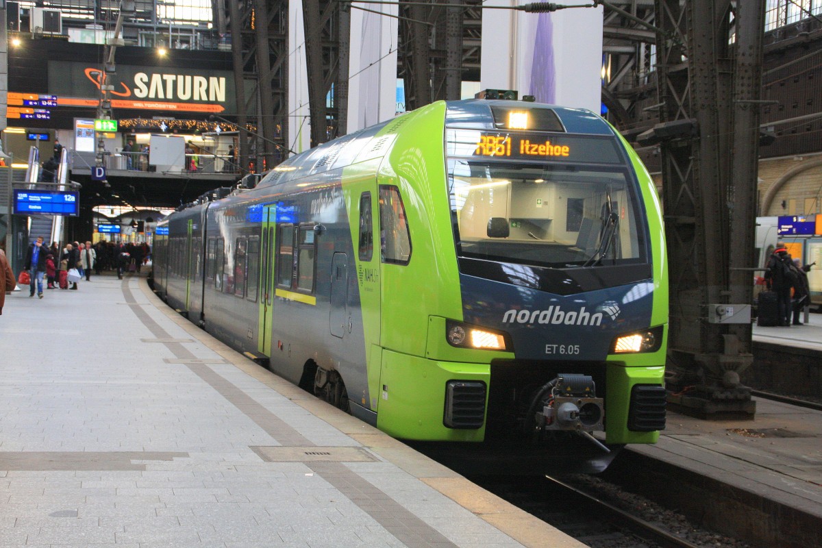 Nordbahn ET 6.05 als RB61 nach Itzehoe am 25.12.2014 Abfahrbereit in Hamburg Hbf

Der Zug ist etwas Schief aber das Gesamtbild ist alles Grade
Liegt an der leichten Neigung der Gleise in der Kurve.

Wrde ich das Richten, dann whre der Zug Grade und das Umfeld schief.