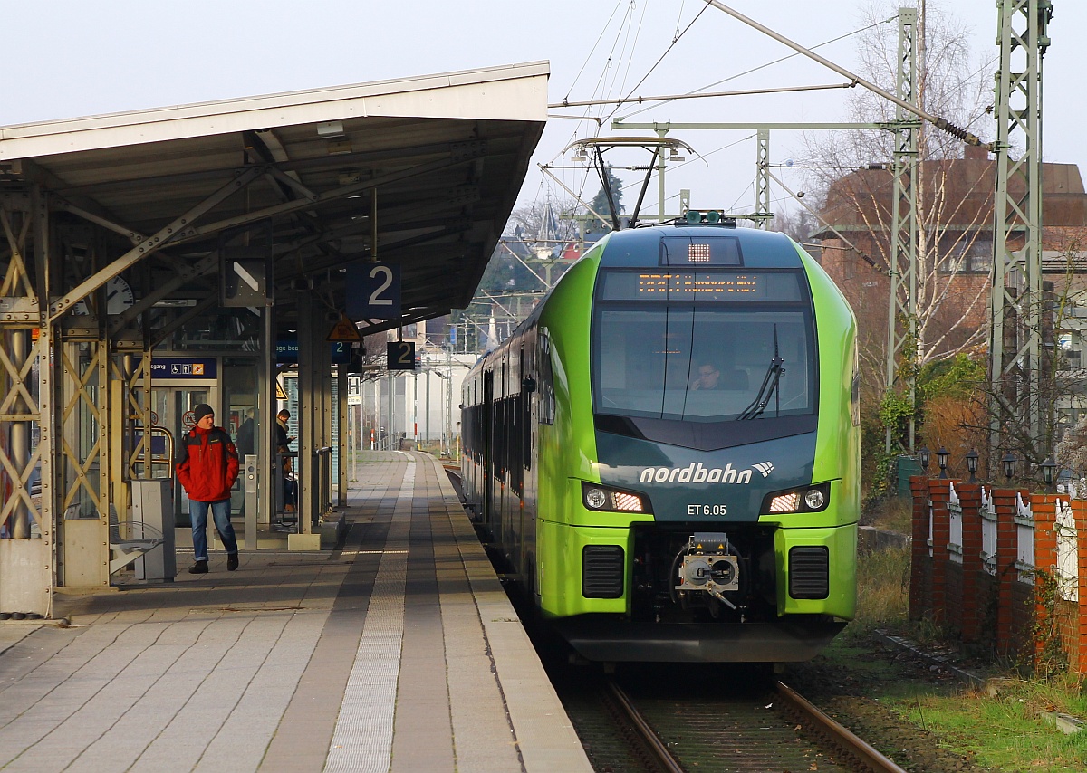 Nordbahn ET 6.05(1 430 040-0(A),1 830 040-0(C), 1 830 340-4(D), 1 830 640-7(E), 1 830 940-1(F)und 1 430 540-3(B) mit REV-Datum Stadler Velten 09.12.14) als RB 61 nach Hamburg Hbf steht abfahrbereit im Bahnhof von Itzehoe. 27.12.2014