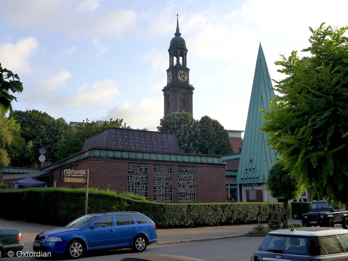 Norsk Sjømannskirken i Hamburg. Im Vordergrund die Norwegische Seemannskirche, im Hintergrund die St. Michaelis Kirche (Michel). 