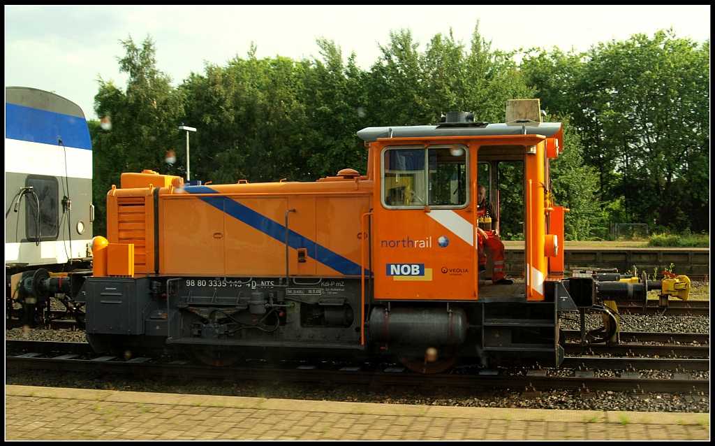 Northrail/NOB 335 143-4 bei Rangierarbeiten im Bhf von Husum aufgenommen aus dem nach Kiel abfahrenden Lint. Husum 20.07.2011