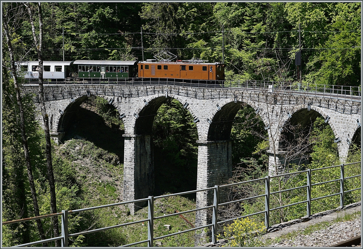 Nostalgie & Vapeur 2021  /  Nostalgie & Dampf 2021  - so das Thema des diesjährigen Pfingstfestivals der Blonay-Chamby Bahn. Die Bernina Bahn RhB Ge 4/4 81 der Blonay-Chamby Bahn erreicht das Baye de Clarnes Viadukt. 

23. Mai 2021