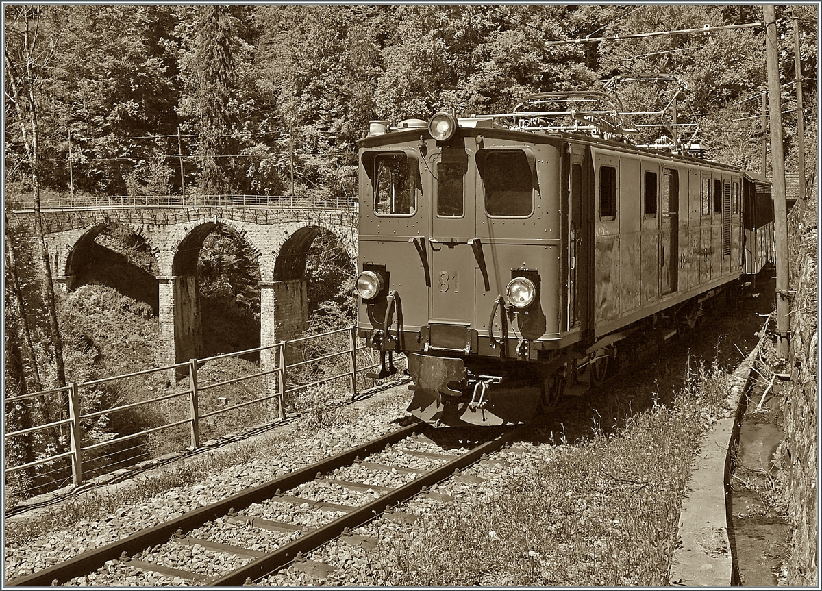 Nostalgie & Vapeur 2021 /Nostalgie & Dampf 2021: Die Blonay-Chamby RhB Bernina Bahn Ge 4/4 81 zauberte etwas Landwasserviadukt in Waadtland, als sie mit ihrem Regionalzug von Blonay nach Chaulin den Baye de Clarens Viadukt überquert hatte und nun der Schucht entlang Richtung Chamby fuhr. 

23. Mai 2021 