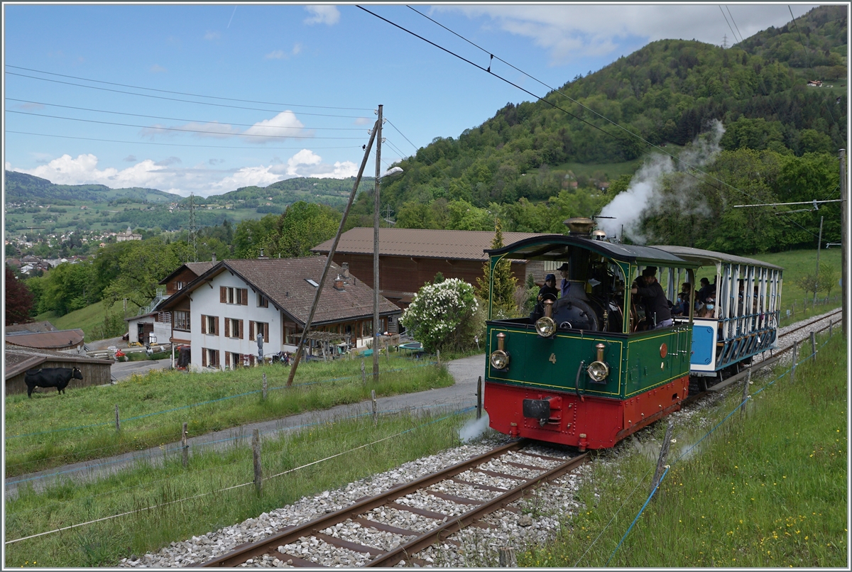 Nostalgie & Vapeur 2021 (Pfingstfestival) - Die Blonay-Chamby Bahn G 2/2 N° 4  Rimini  ist dem  Sommerwagen C2  Giardiniera  (ex LCD) von Blonay nach Chaulin unterwegs und erreicht in Kürze Cornaux. 

23. Mai 2021