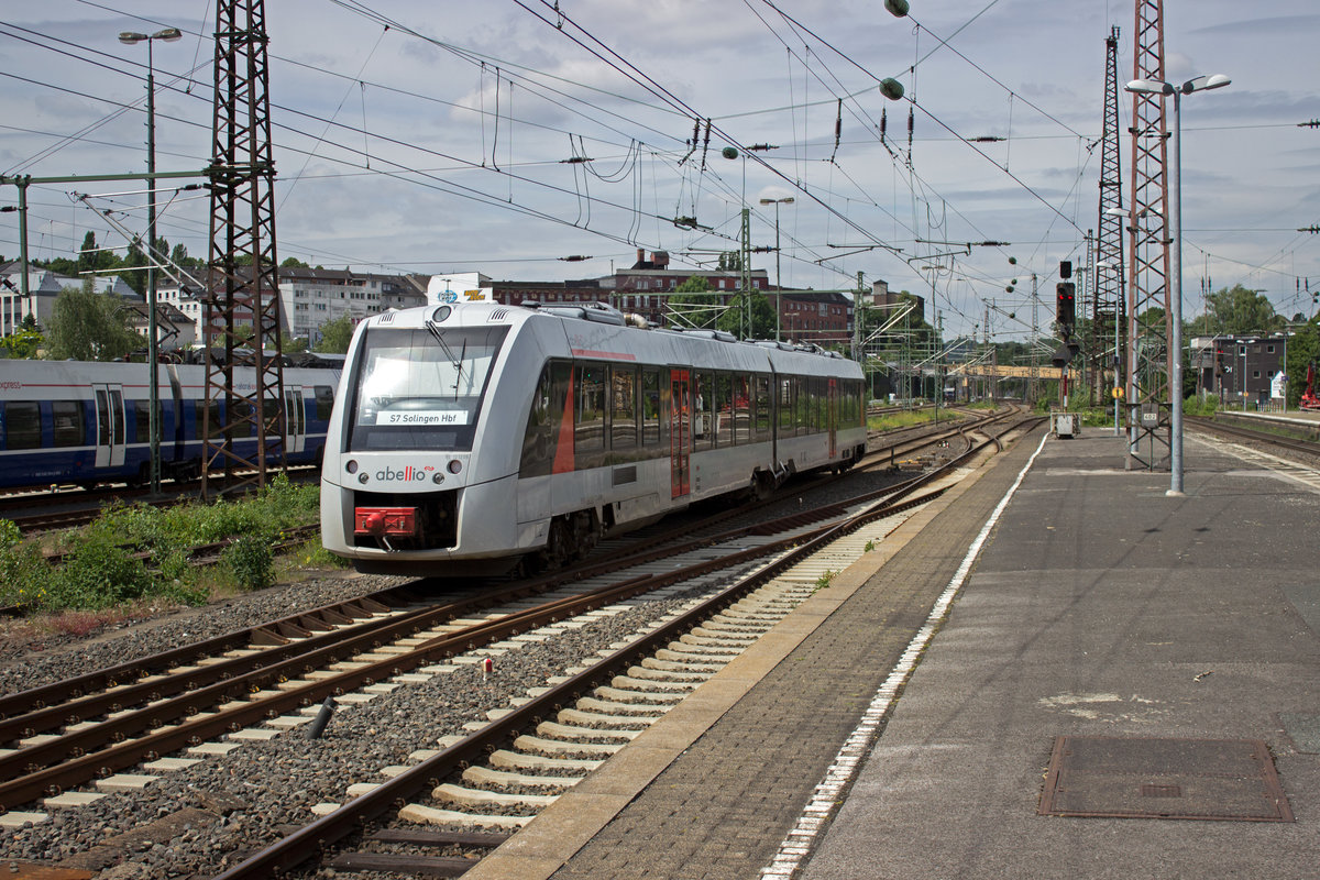 Not macht offenbar erfinderisch. Die anscheinend defekte Zugzielanzeige des 1648 008 von Abellio wurde kurzerhand durch Papierschilder ersetzt. Weil die Zge ja nur eine Strecke befahren kein groes Problem.