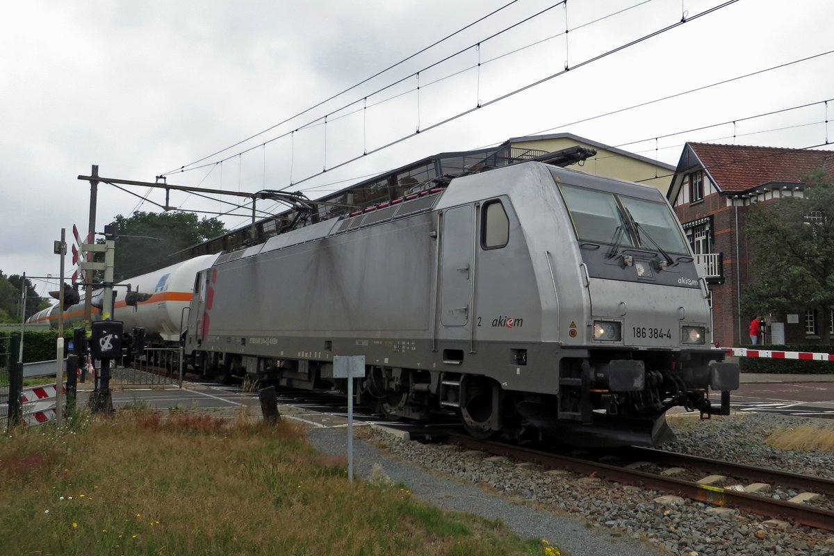 Notschüss auf Lineas 186 384 mit Gaskesselwagenzug durch Wijchen am 4 Juli 2020.