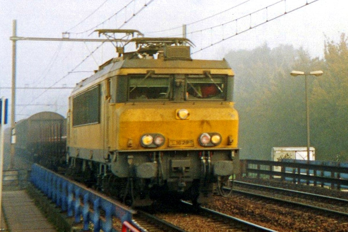 NS 1629 zieht ein GUterzug durch Nebel und Dordrecht-Zuid; 22 Januar 1999.