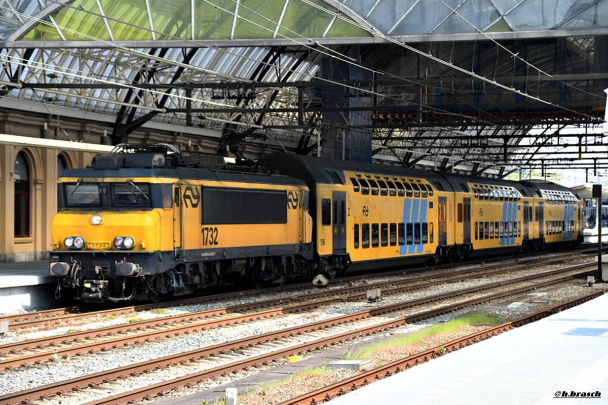 NS 1732 stand mit einen regionalzug in zwolle,01.05.19