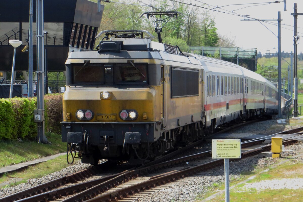 NS 1761 treft am 27 April 2023 mit der IC-Berlijn in Amersfoort ein.