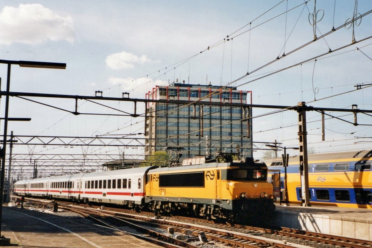 NS 1770 mit IC-Berlijn treft am 24 Oktober 2009 in Amsterdam ein.