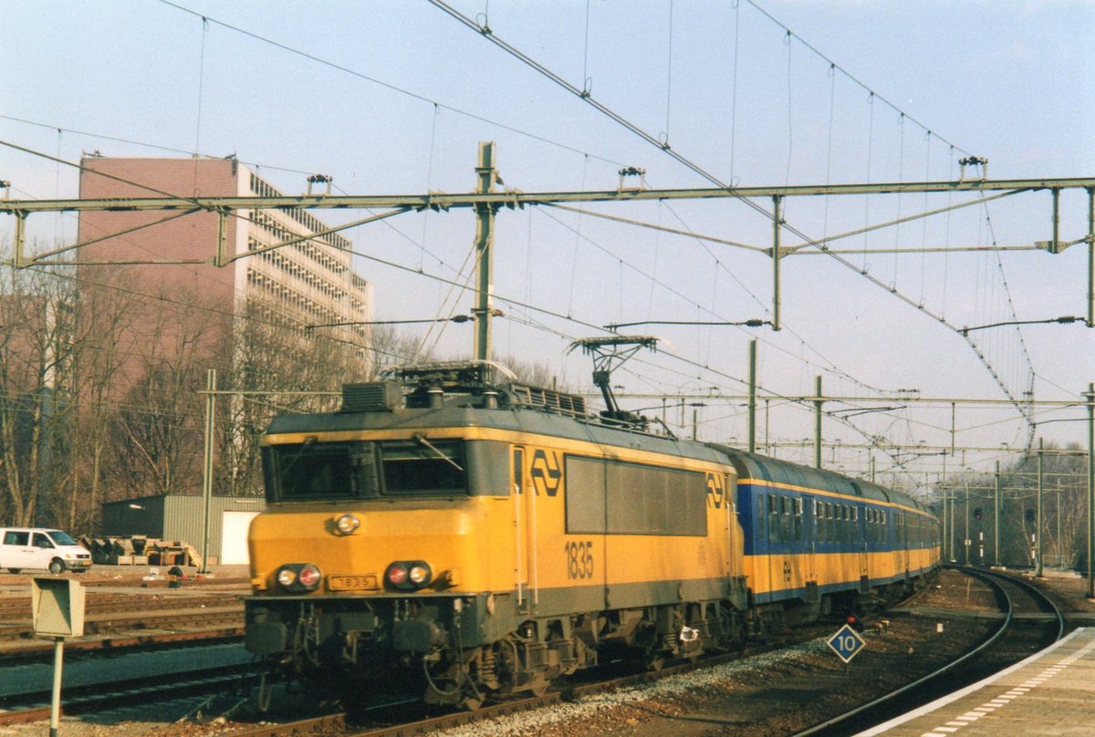 NS 1835 legt sich am 5 Augustus 2003 in Sittard in die Kurve.