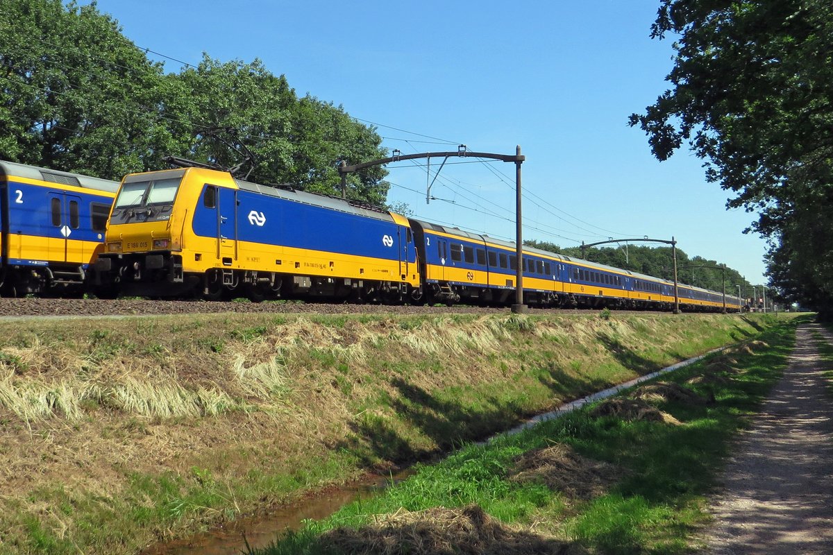 NS 186 015 durcheilt am 25 Juni 2020 Tilburg Oude Warande.