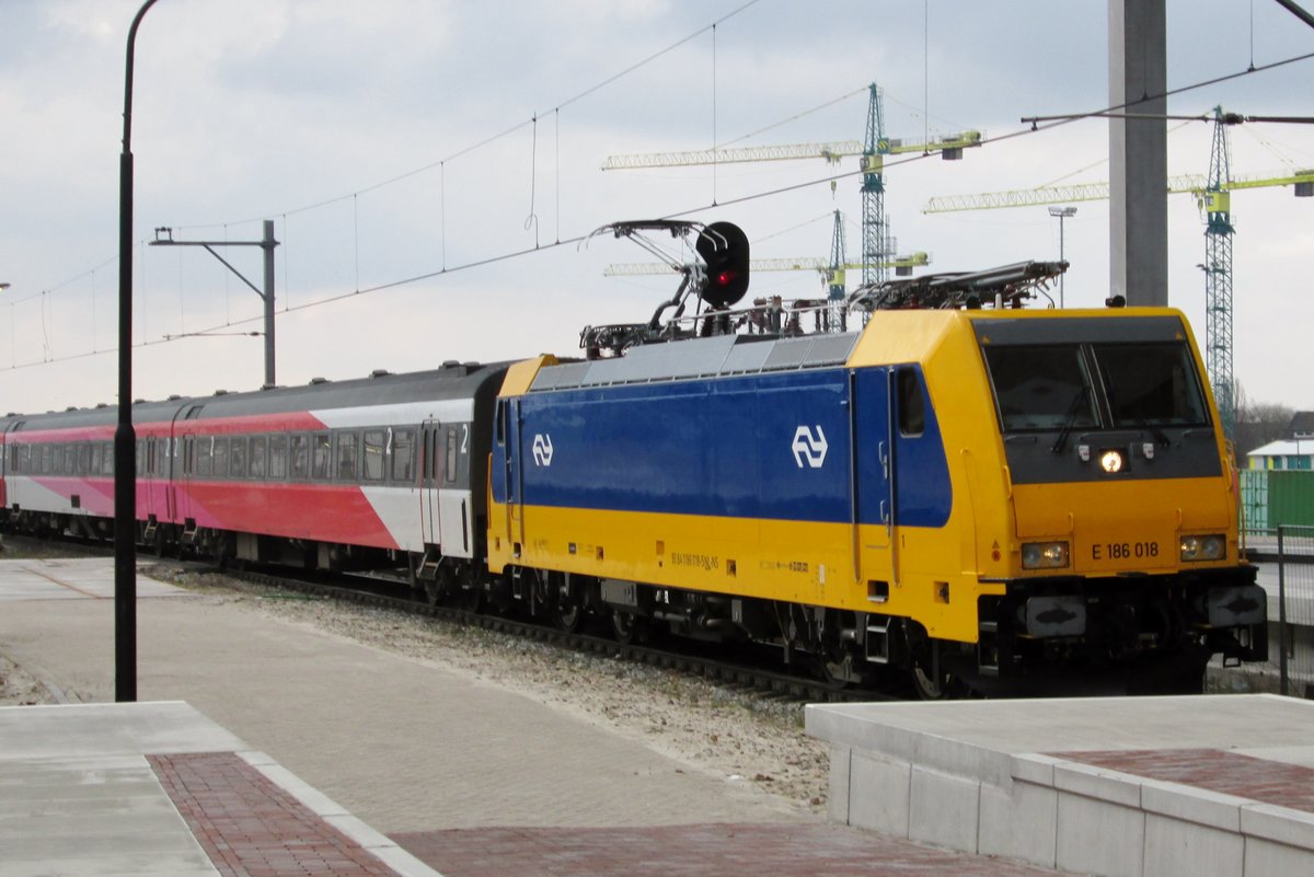 NS 186 018 treft am 14 Februar 2014 in Breda (NL) ein. 