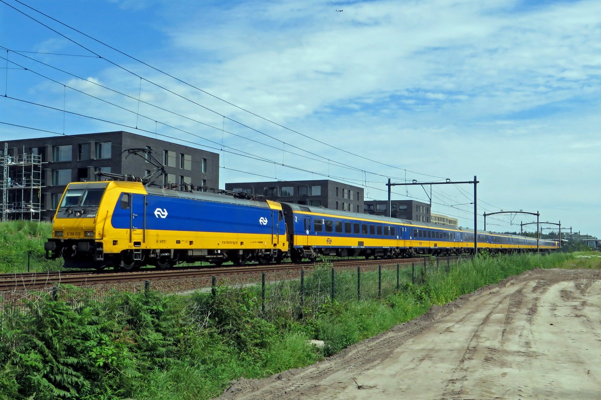 NS 186 020 durcheilt mit deren IC nach Den Haag am 19 Juli 2020 Tilburg Reeshof.