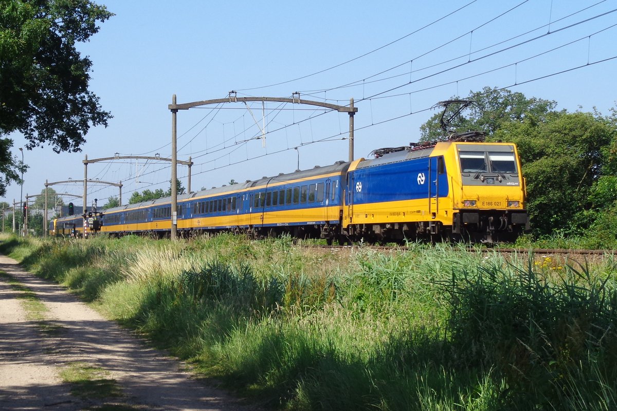 NS 186 021 schiebt ein IC-Direct durch Oisterwijk am 28 Juni 2019. 