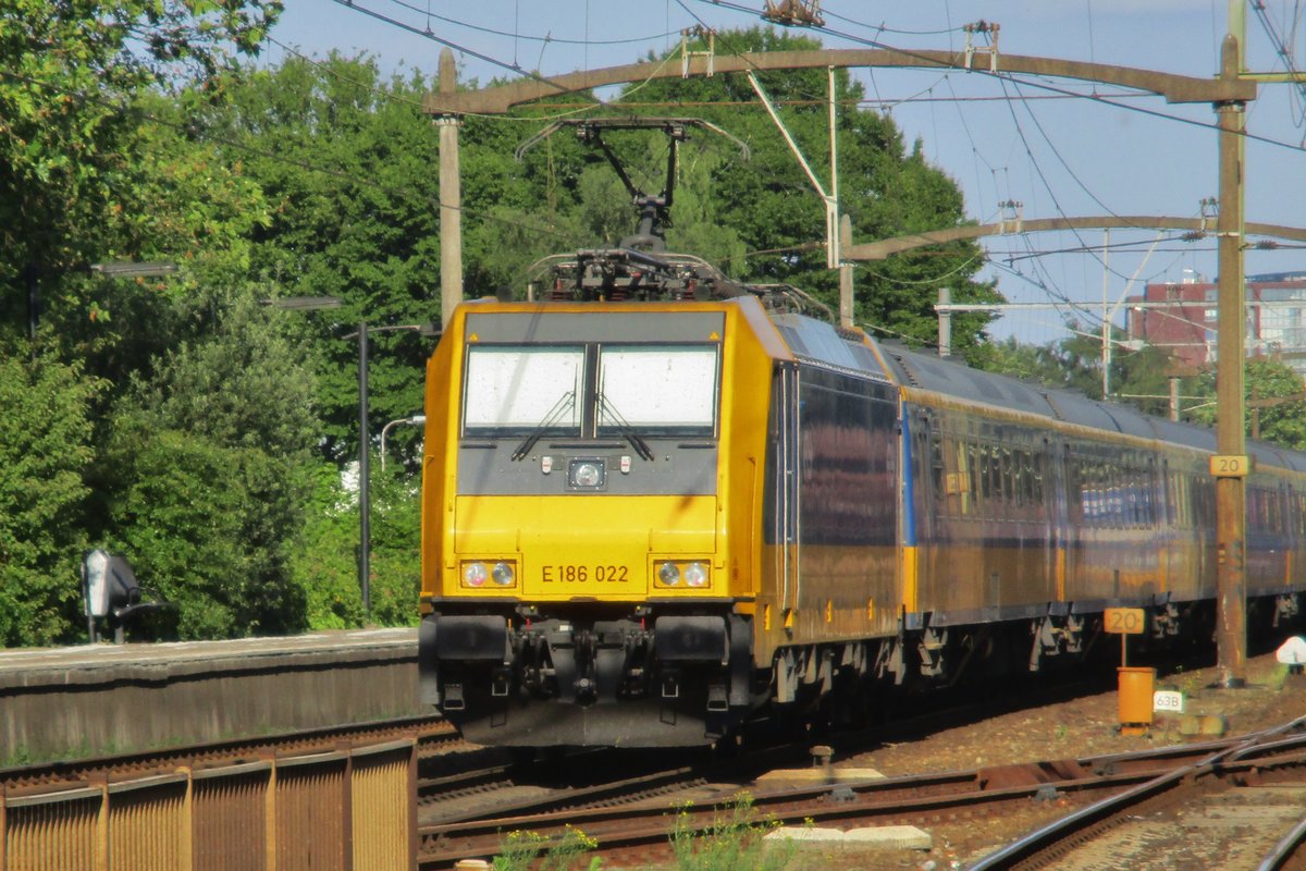 NS 186 022 durcheilt Tilburg-Universiteit am 10 Juni 2017.