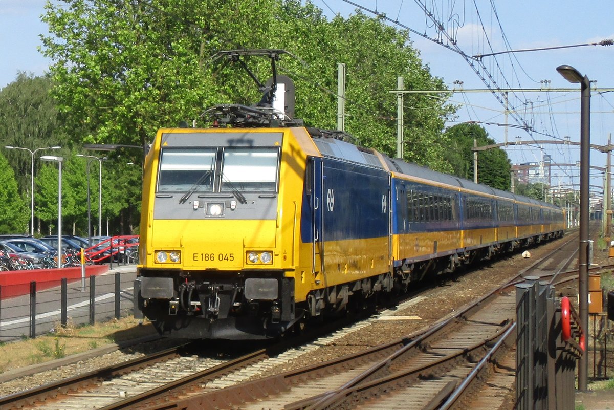 NS 186 045 durcheilt Tilburg-Universiteit am 10 Juni 2017.