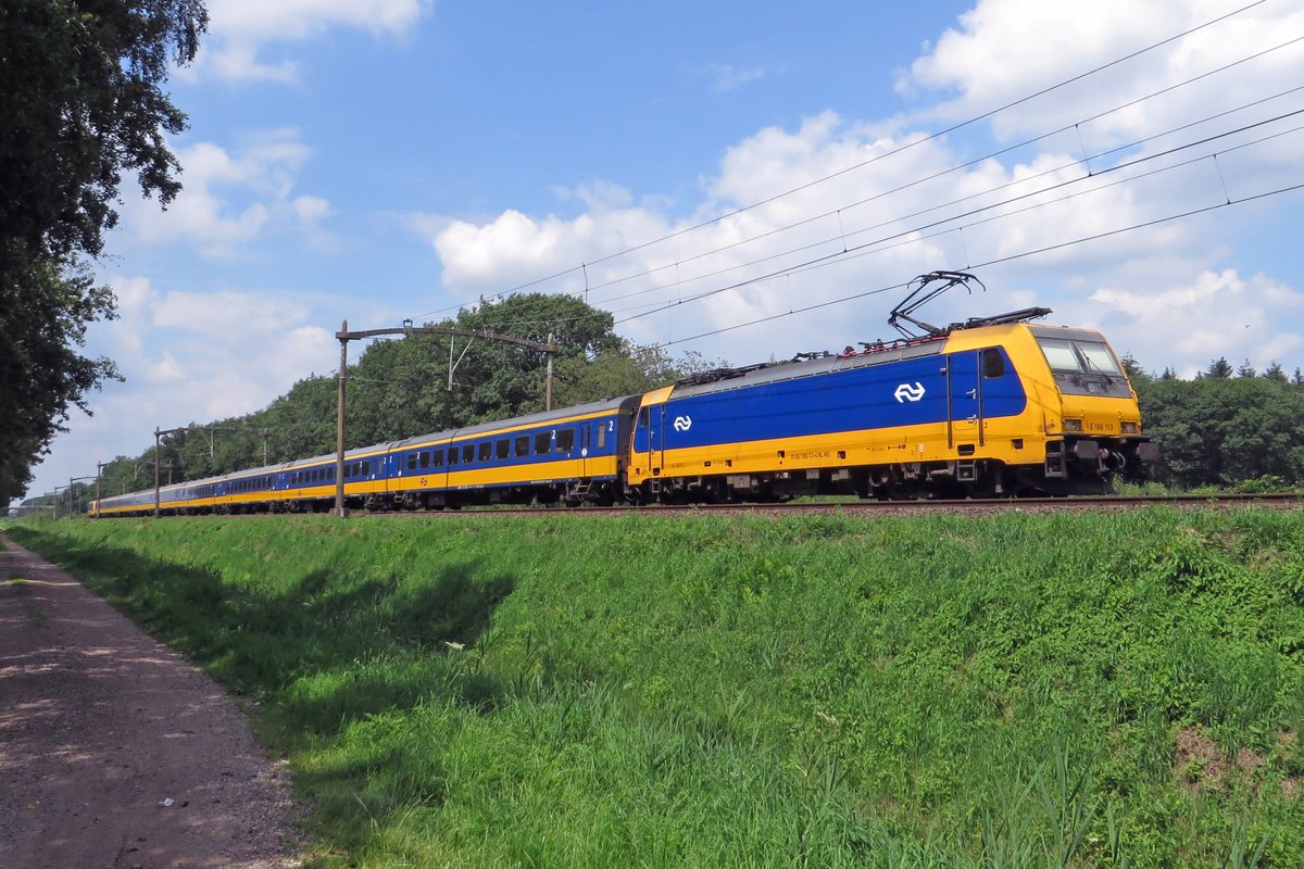 NS 186 113 schiebt ein IC nacvh Den Haag am 19 Juni 2020 durch Tilburg Oude Warande.